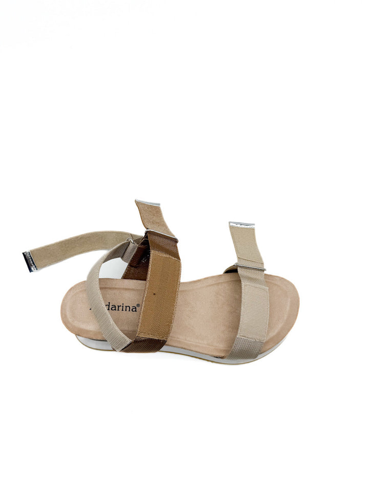 Sandalia Cuña con Plataforma Beige de Cierre de Velcro y Detalles Metálicos