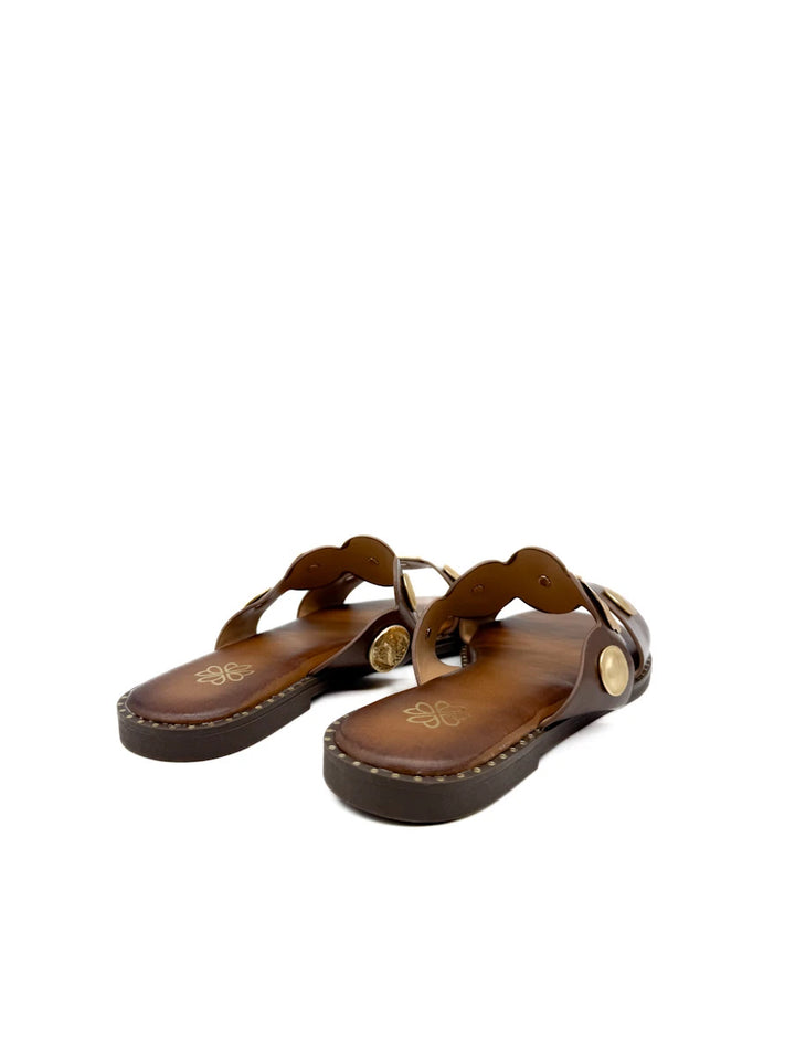 Sandalias de Pala con Medallones Estilo Griego y Tachuelas Doradas - Sandalias Planas de Cuero Marrón Retro