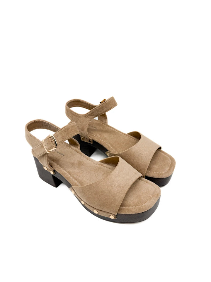 Sandalia Zueco de Plataforma con Pulsera y Tachuelas