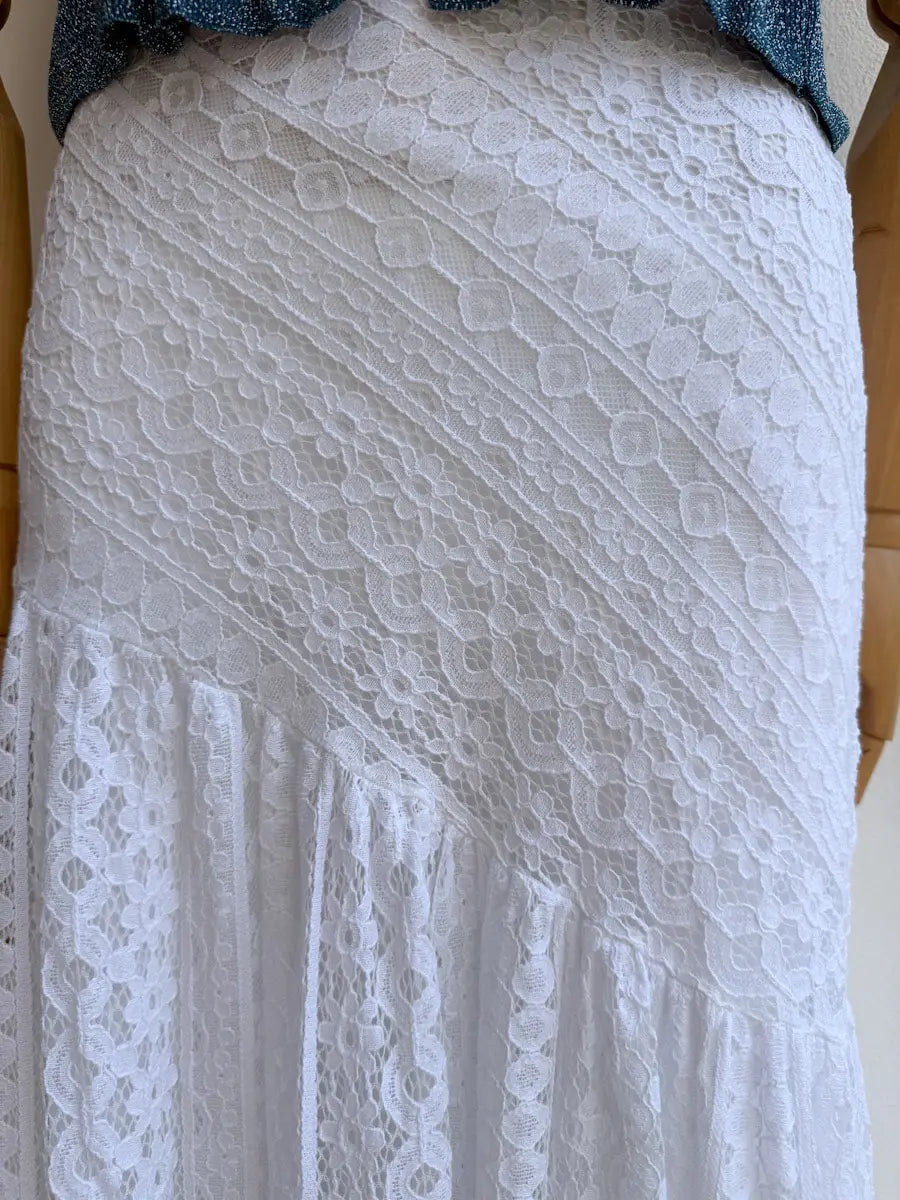 Falda larga de encaje