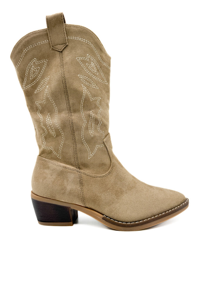 Bota cowboy de antelina color kahki con bordado.