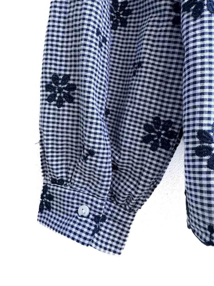 Blusa de cuadros con bordado floral