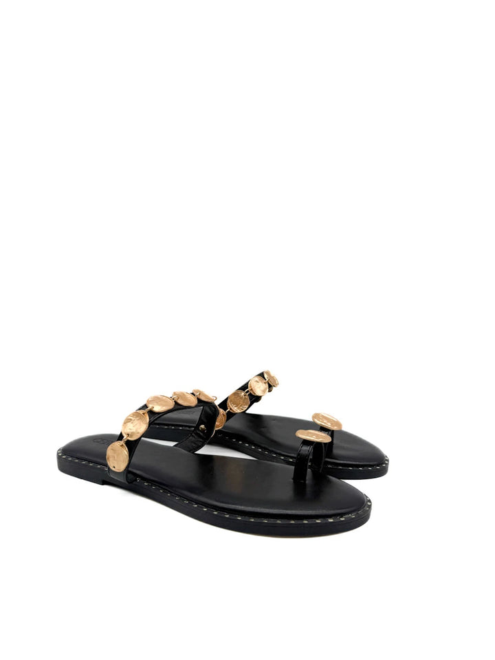 Sandalias Planas con Adorno de Monedas Doradas y Anillo al Dedo