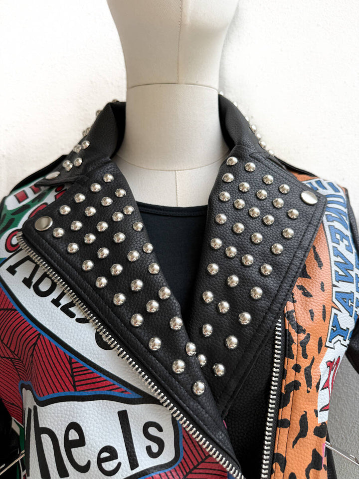 Chaqueta Biker Estilo Punk con Diseño Gráfico y Tachuelas