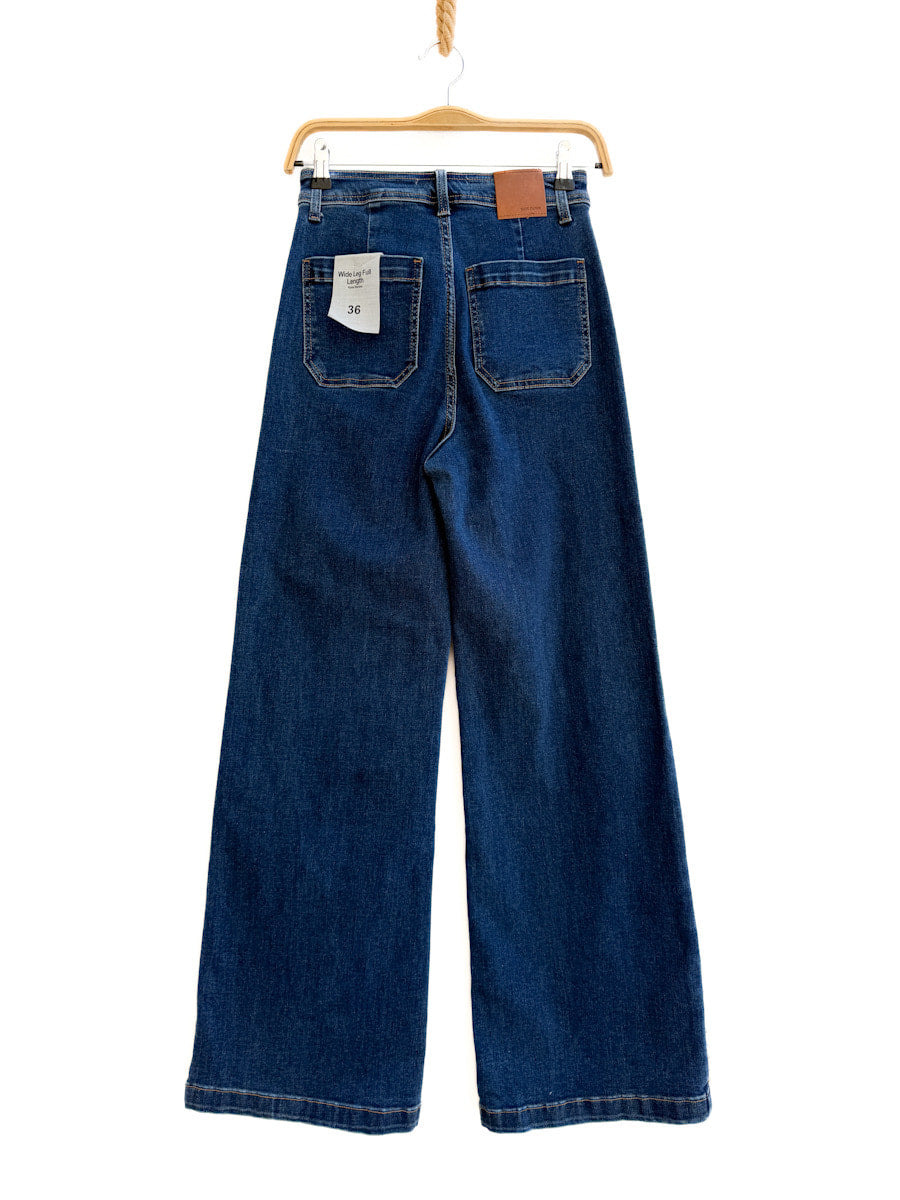 Jeans de Corte Ancho con Detalles Tachas Dorado Estilo Moderno y Elegante