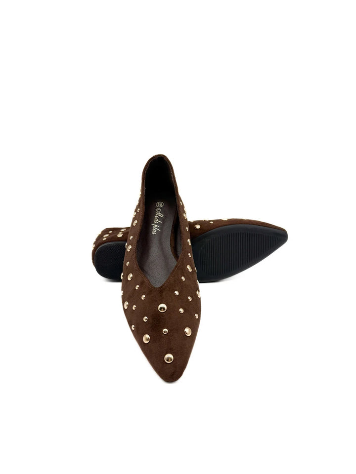 Bailarinas de punta fina en antelina con tachuelas doradas.