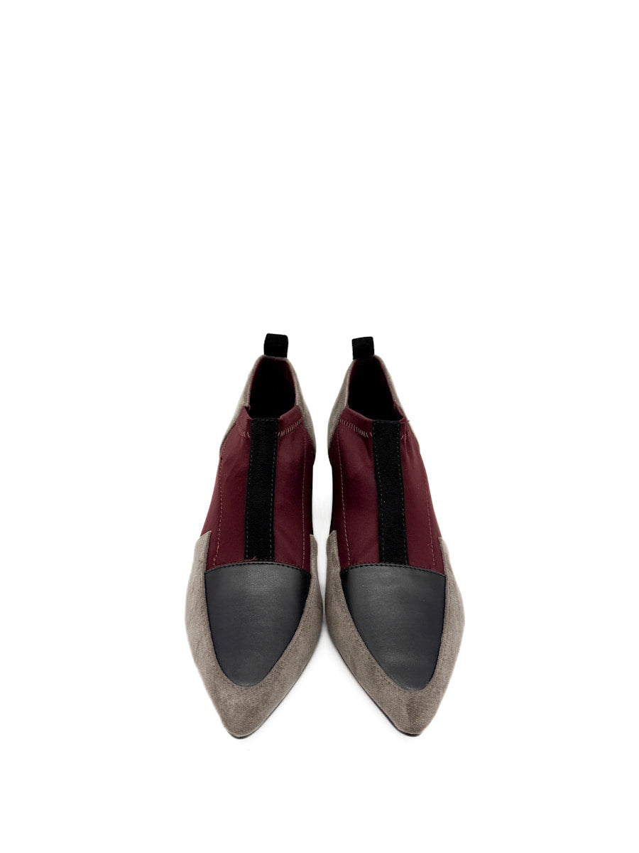 Zapatos de Tacón Bajo con Diseño de Bloques de Color y Texturas Mixtas.