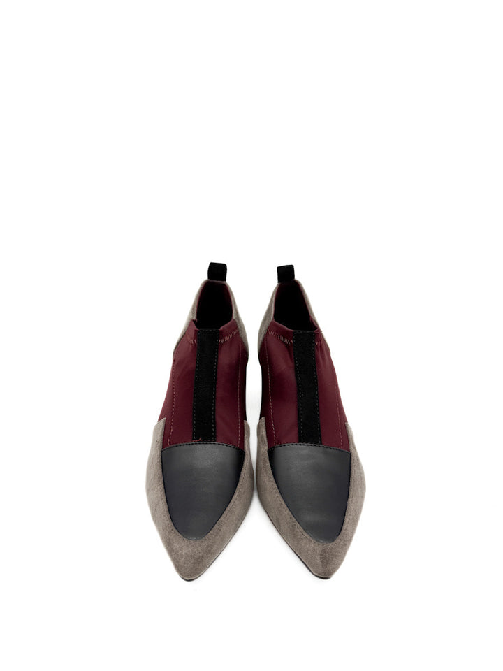 Zapatos de Tacón Bajo con Diseño de Bloques de Color y Texturas Mixtas.