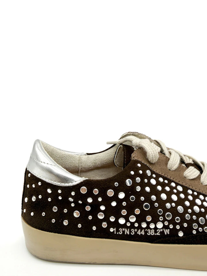 Zapatillas Corina Casuales Marrón con Tachuelas Plateadas y Talón Metalizado