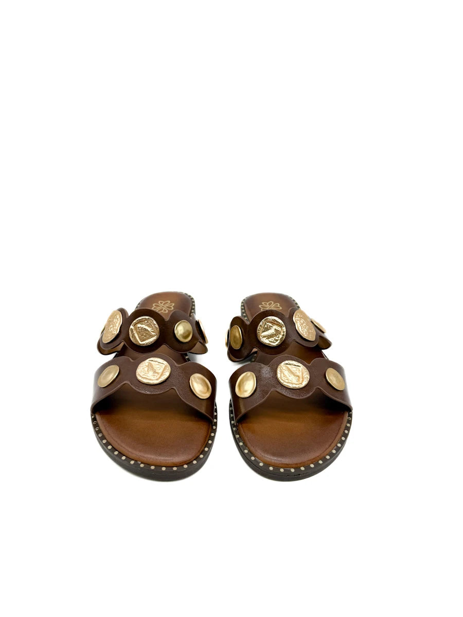 Sandalias de Pala con Medallones Estilo Griego y Tachuelas Doradas - Sandalias Planas de Cuero Marrón Retro