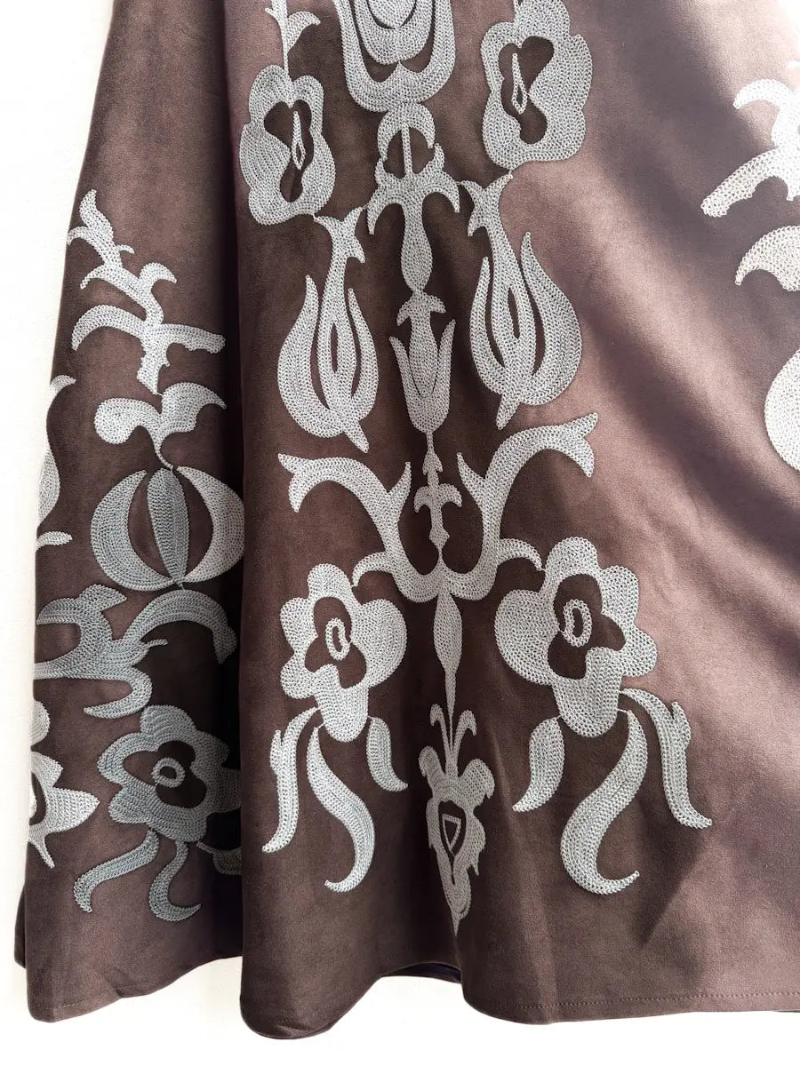 Falda larga con bordado artesanal en tono contrastante