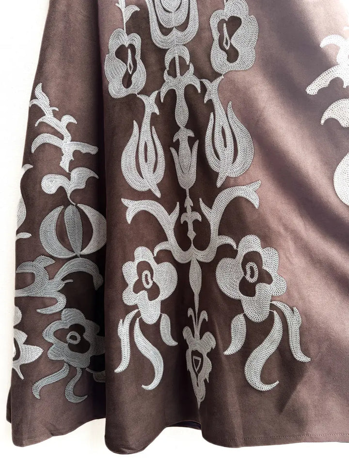 Falda larga con bordado artesanal en tono contrastante