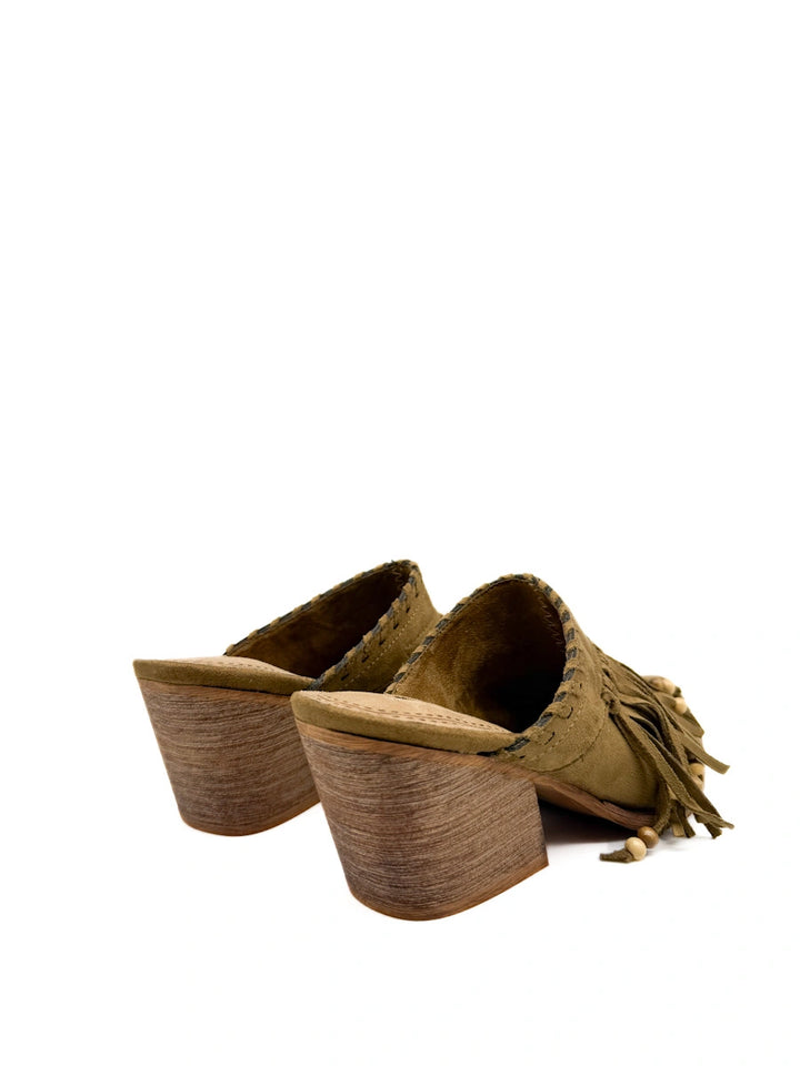 Mules Corina estilo boho-chic en caeml  con flecos y cuentas.