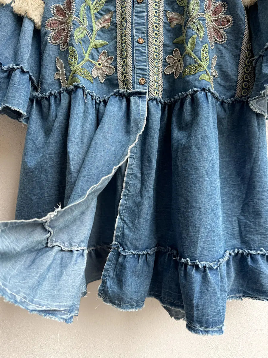 Vestido Bohemio de Mezclilla con Bordado Floral y Mangas Acampanadas