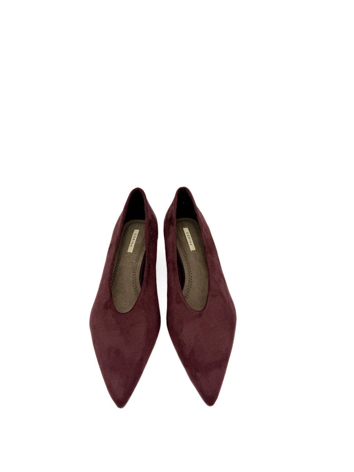 Zapato de Salón en Antelina con Tacón Sensato y Punta Afilada