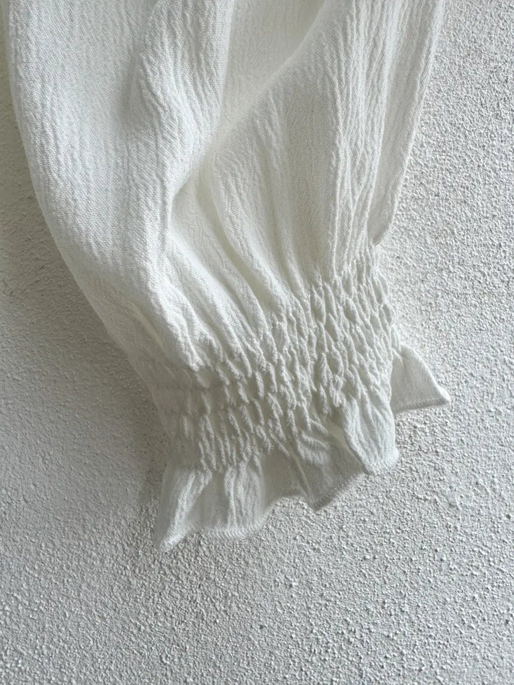 Blusa Blanca con Volantes y Escote Romántico