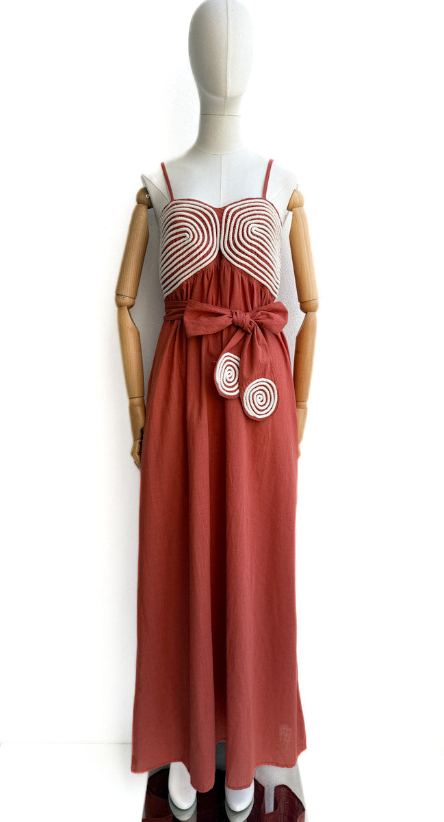Vestido tirantes detalle cuerdas trenzadas con cinturón