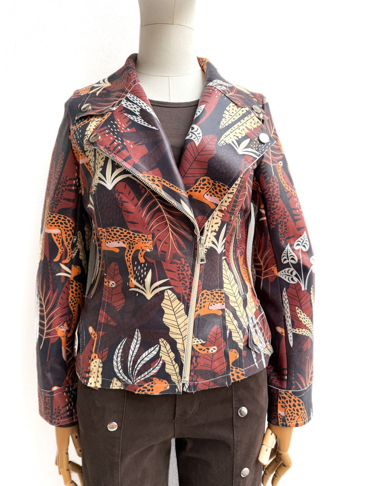 Chaqueta Biker con Estampado Tropical y Leopardo – Diseño Audaz y Moderno