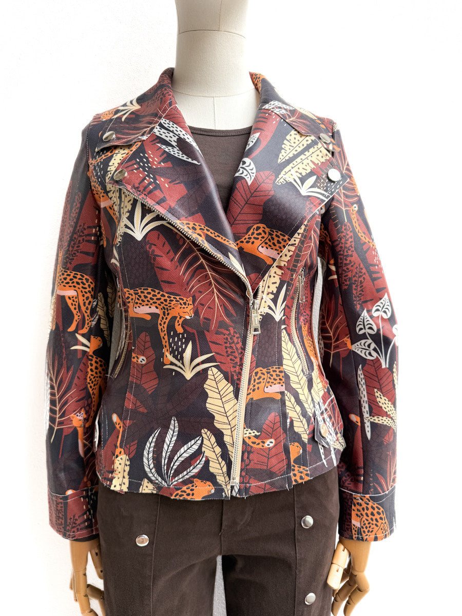 Chaqueta Biker con Estampado Tropical y Leopardo – Diseño Audaz y Moderno Marrón