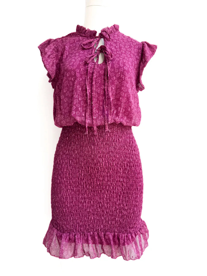 Vestido Corto Estampado con Nido de Abeja y Volantes Fuscia Estrella única