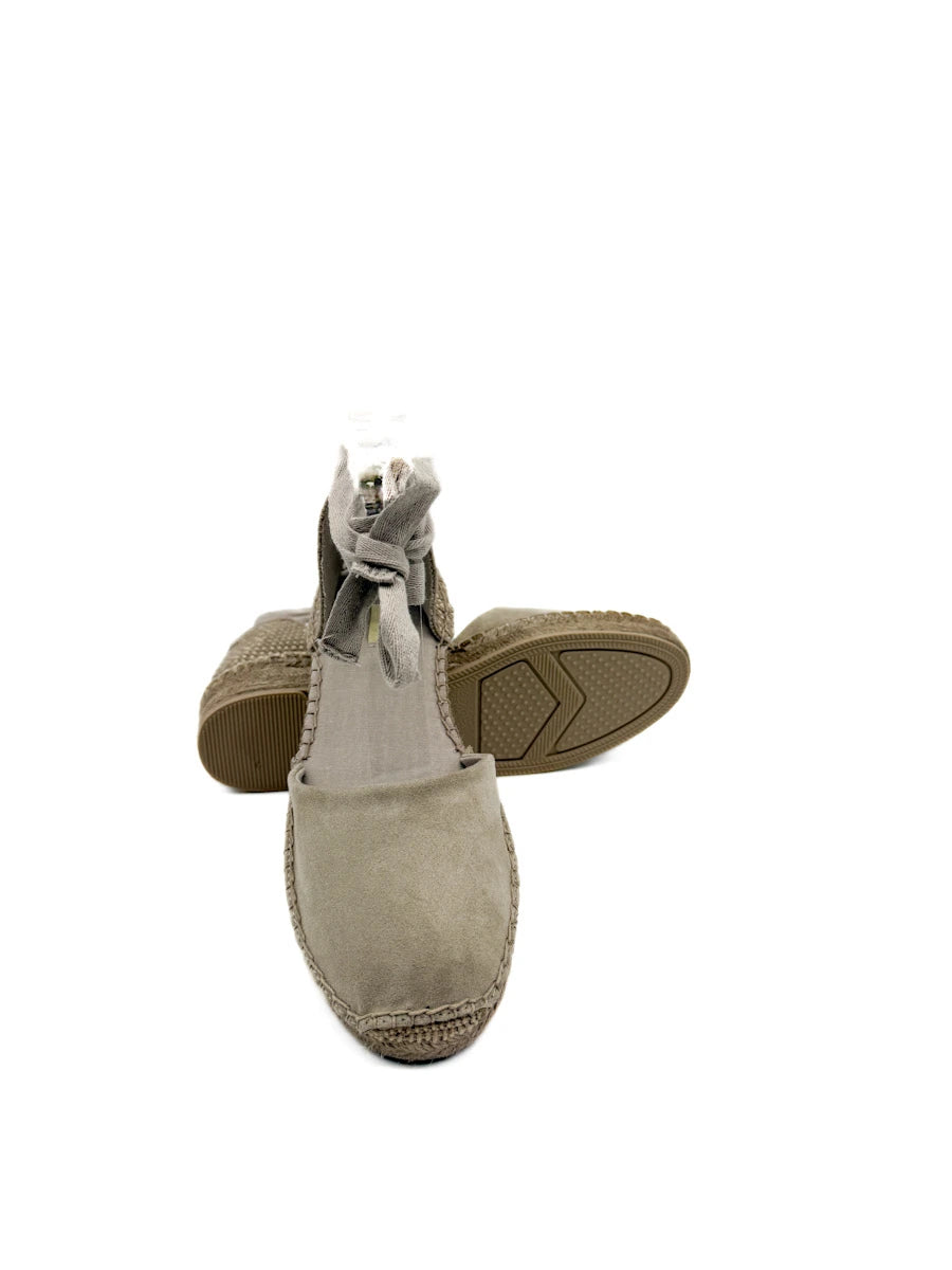 Alpargatas de Antelina con Cintas al Tobillo: Estilo Artesanal en Tonos Tierra