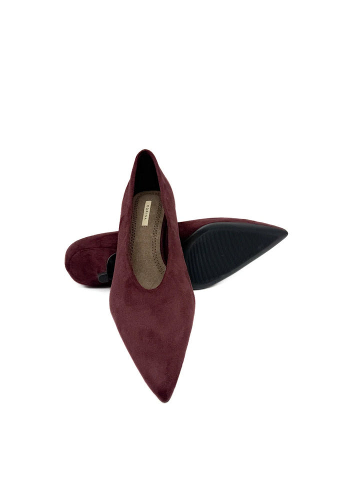 Zapato de Salón en Antelina con Tacón Sensato y Punta Afilada