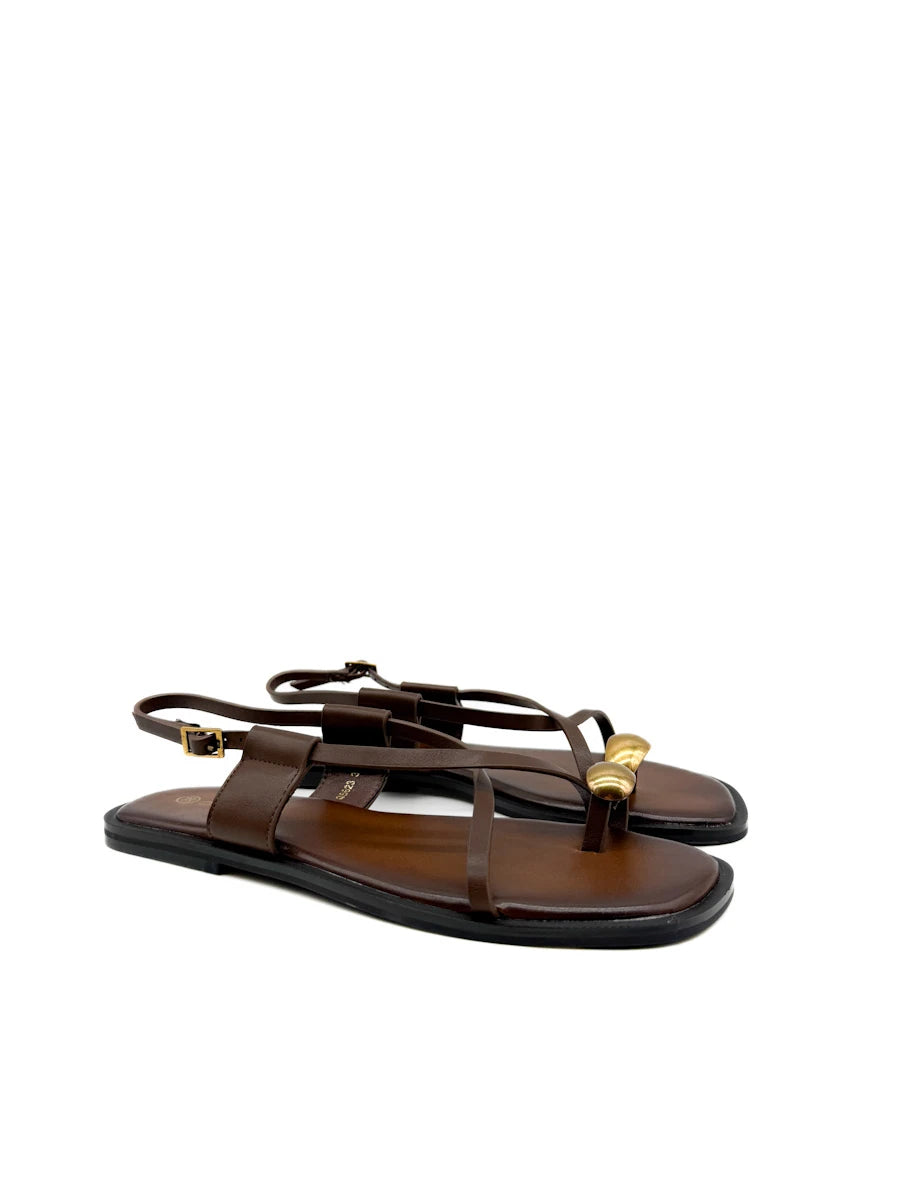Sandalias Planas con Tira de Dedo y Adorno Dorado Escultural