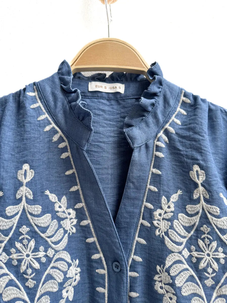 Blusa Bordada Azul con Volantes y Detalles Florales