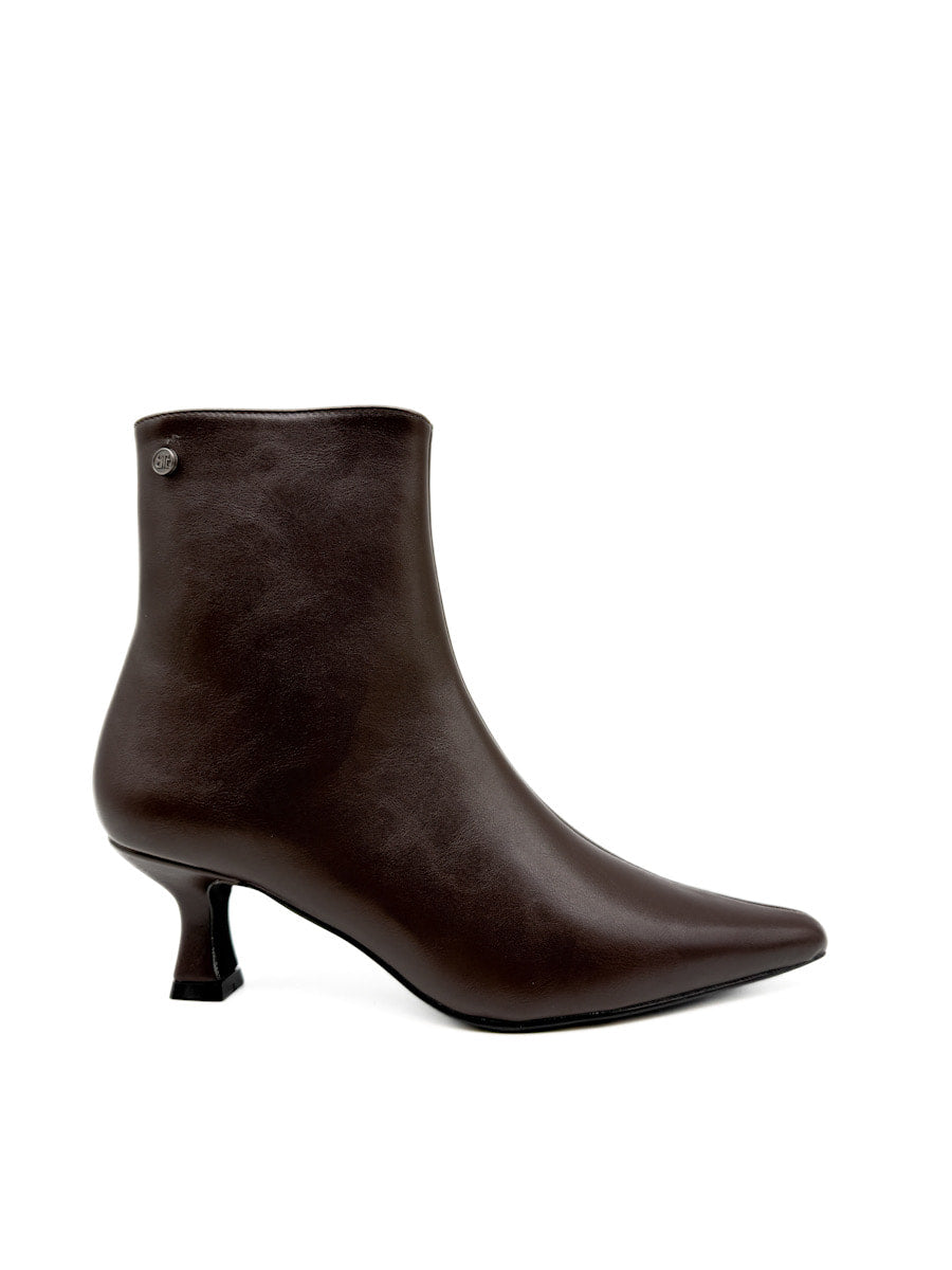 Botines Elegantes con Tacón Curvo y Cremallera Lateral Marrón