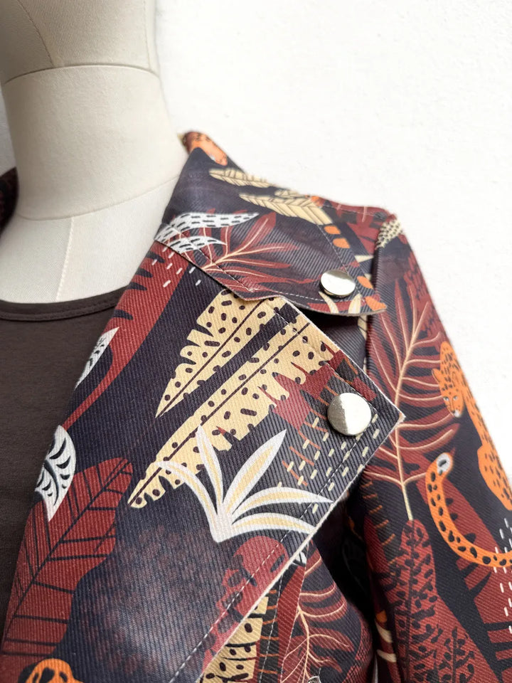 Chaqueta Biker con Estampado Tropical y Leopardo – Diseño Audaz y Moderno