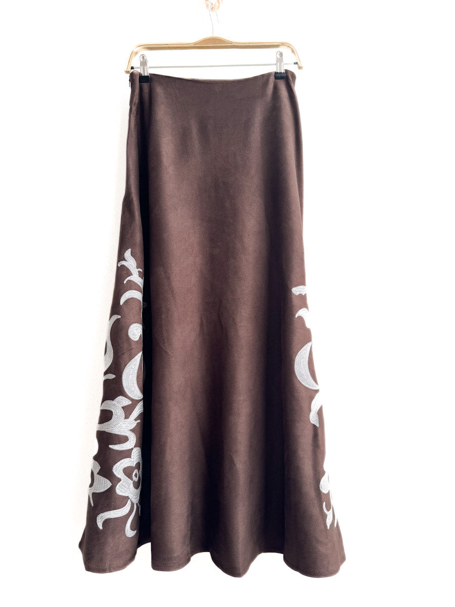 Falda larga con bordado artesanal en tono contrastante