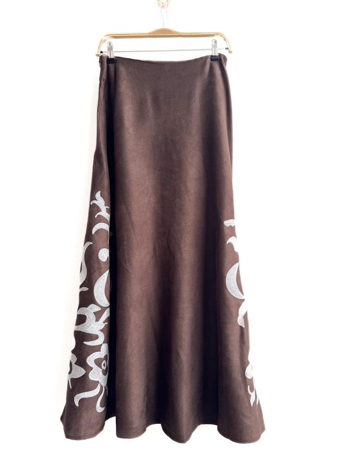 Falda larga con bordado artesanal en tono contrastante