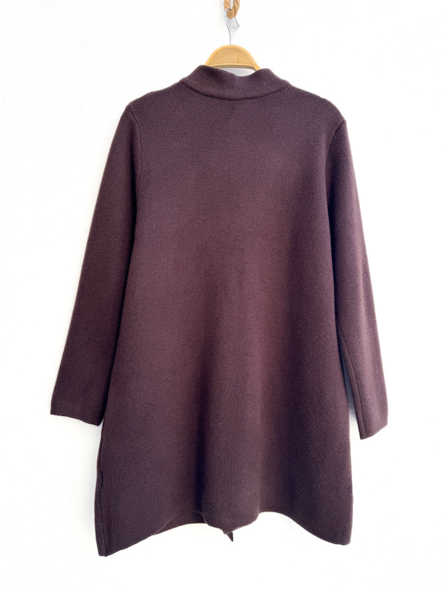 Abrigo de punto con botones contrastantes