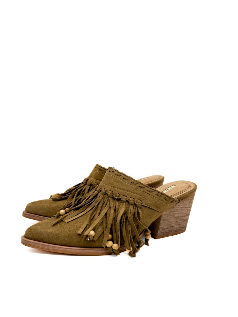 Mules Corina estilo boho-chic en caeml  con flecos y cuentas.