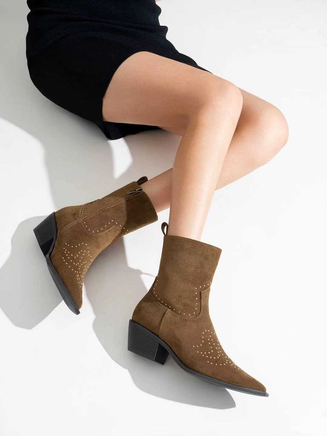 Botines Cowboy de Antelina con Tachuelas Decorativas