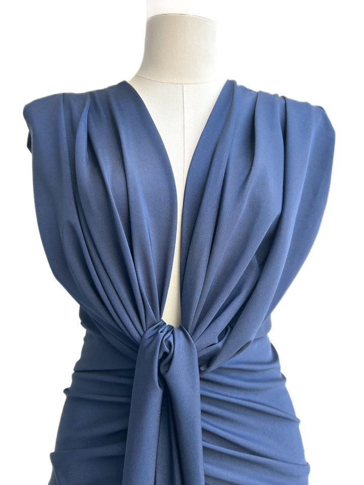 Vestido Largo Drapeado con Escote en V Profundo, Nudo en la Cintura.