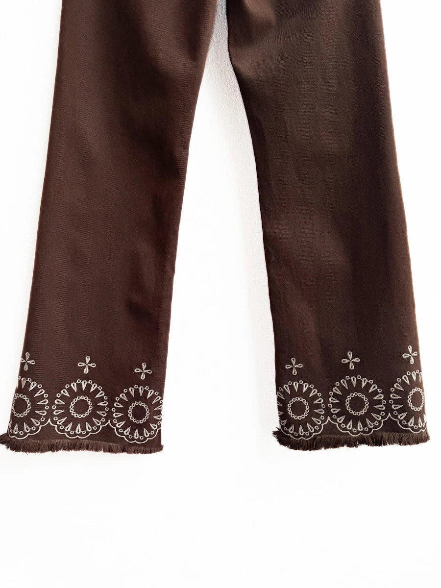 Denim Bordado Marrón Oscuro con Bajo Deshilachado