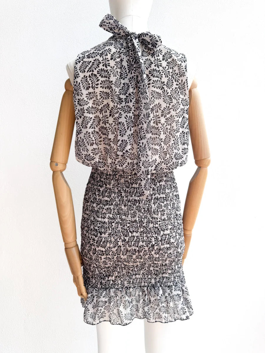 Vestido Corto Estampado con Cuello Alto y Nido de Abeja