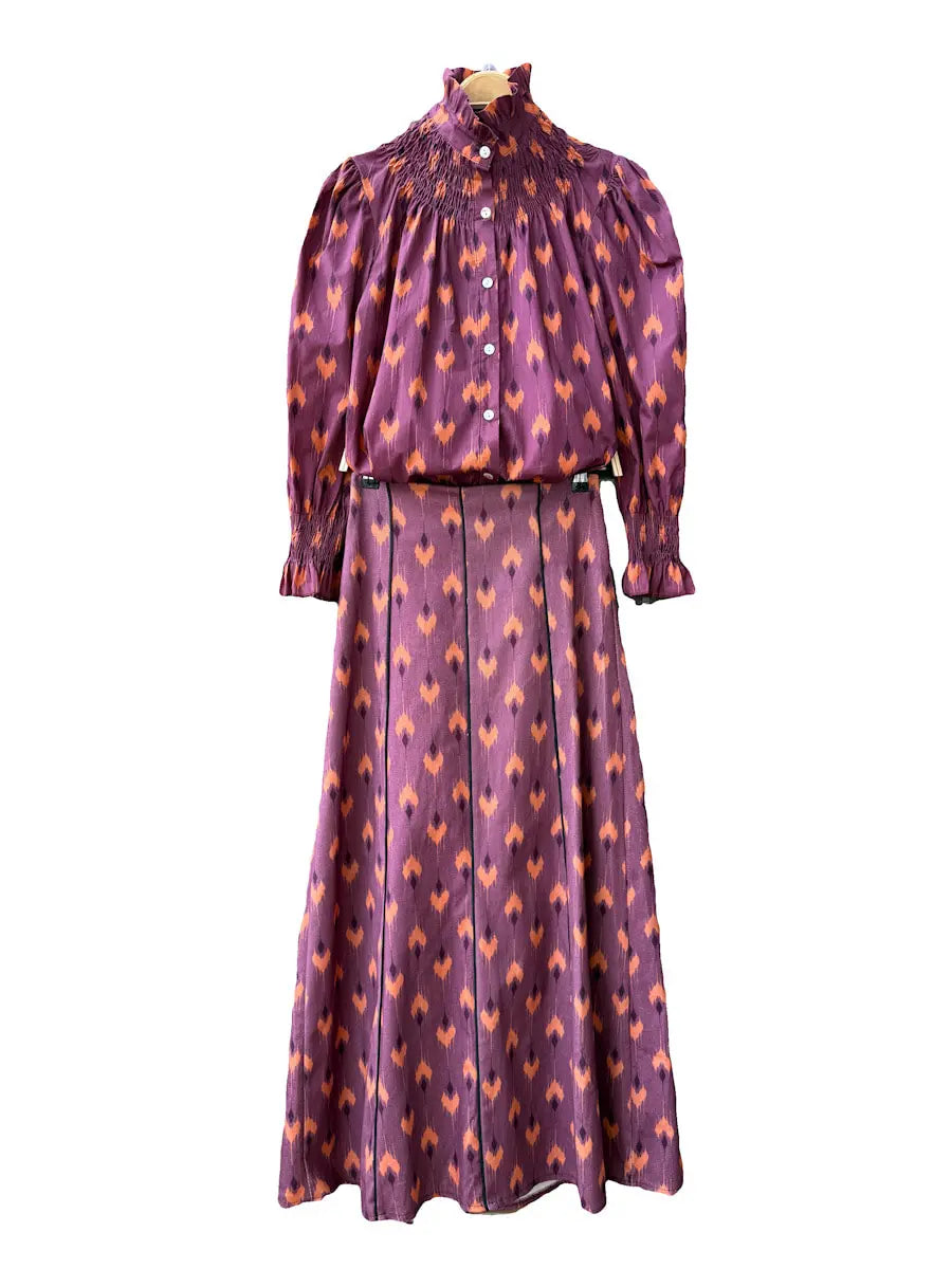 Conjunto vintage de blusa fruncida y falda larga con estampado ikat en tonos morados y naranjas