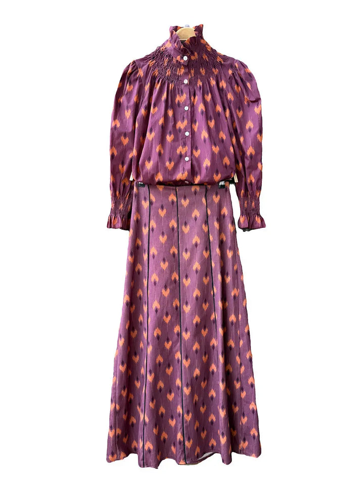 Conjunto vintage de blusa fruncida y falda larga con estampado ikat en tonos morados y naranjas