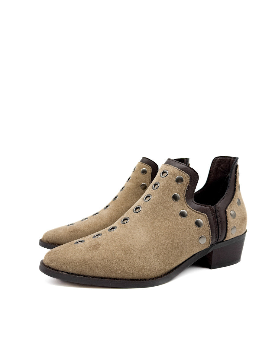 Botines cowboy con tachuelas y cremallera lateral.