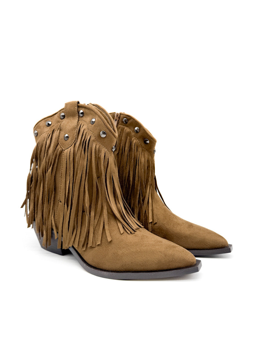 Botines cowboy con Flecos y Detalles Metálicos Corina M5796