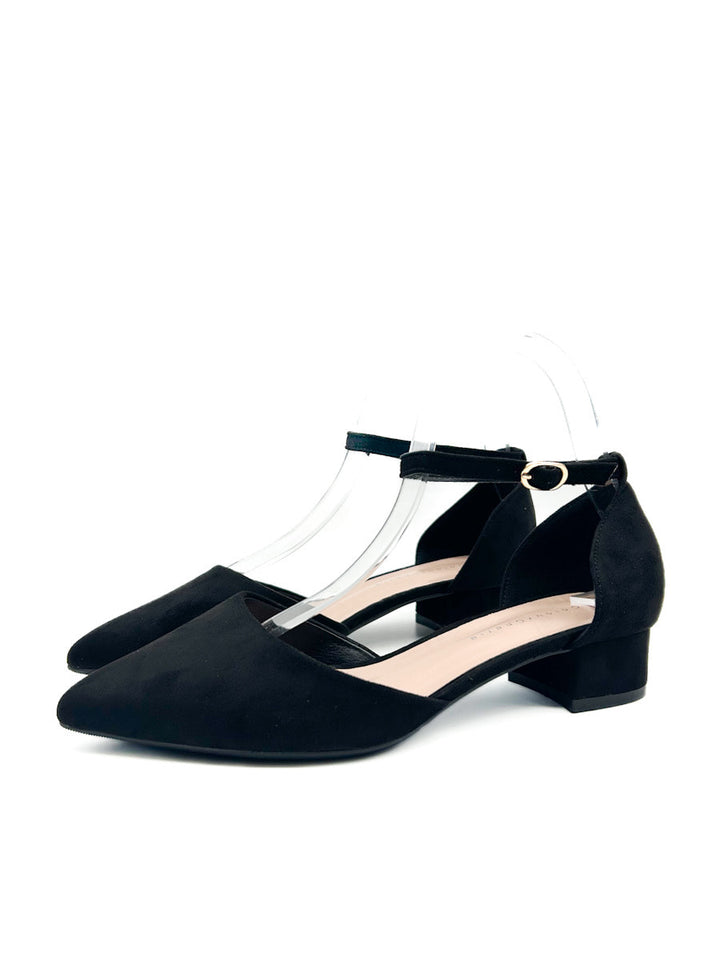 Elegante zapato de salón negro con pulsera al tobillo