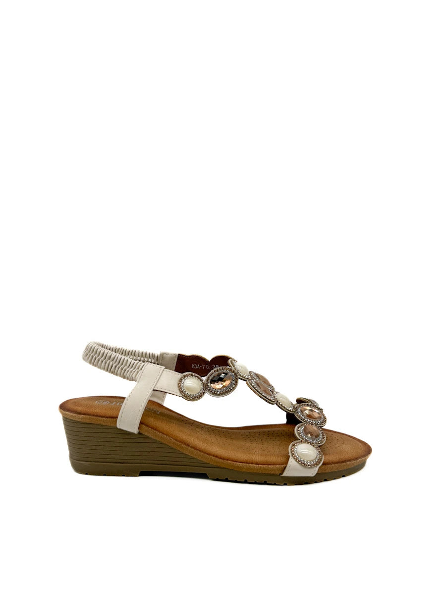 Sandalias de cuña baja con pedrería joya y tira elástica.