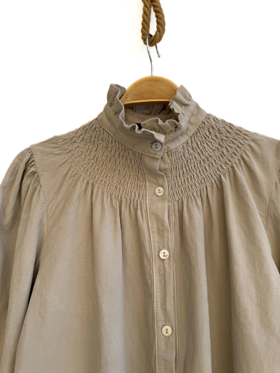 Blusa de Pana con Cuello Volante y Detalle Plisado