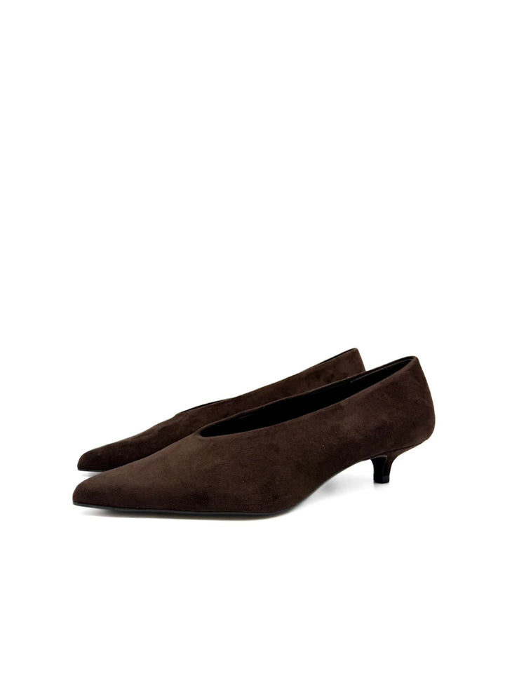 Zapato de Salón en Antelina con Tacón Sensato y Punta Afilada