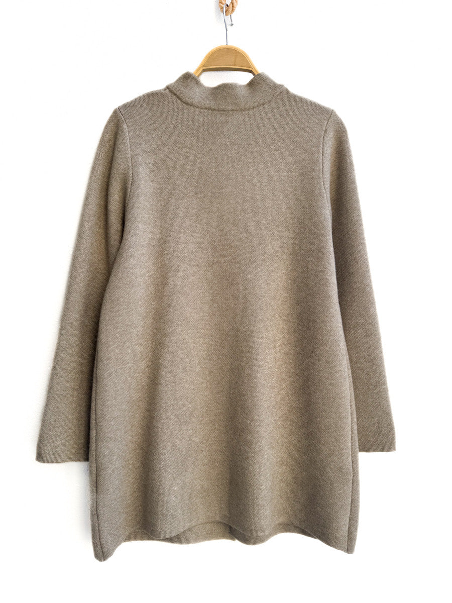 Abrigo de punto con botones contrastantes