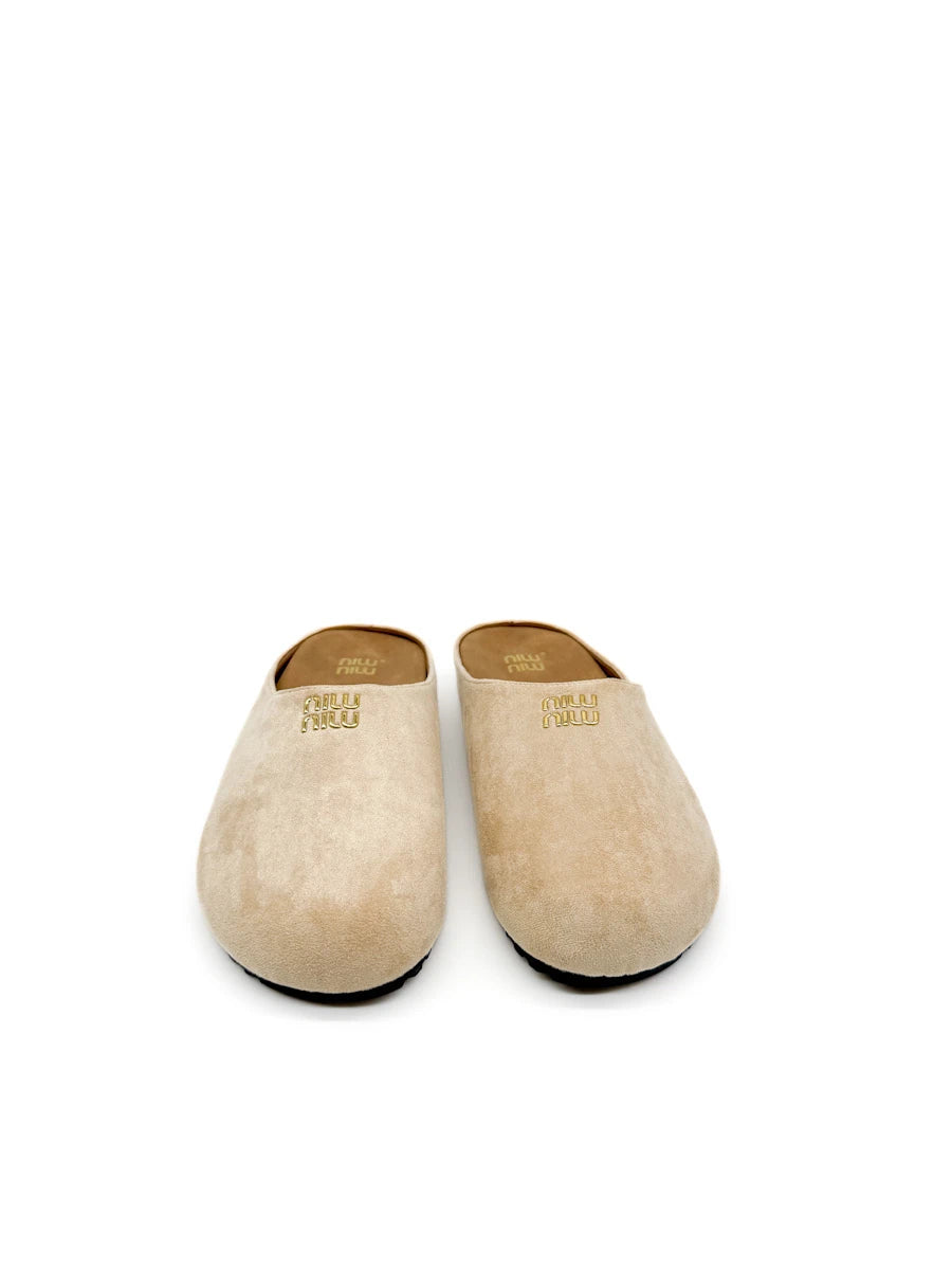 Zuecos Mule de Antelina con Detalle Metálico Dorado y Suela Dentada