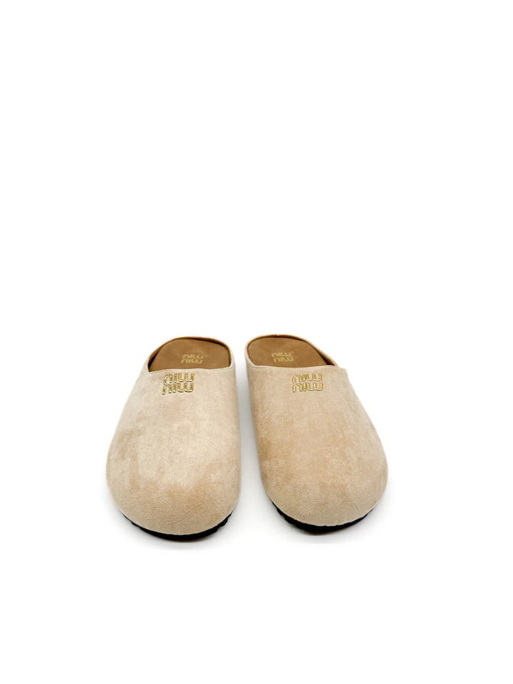 Zuecos Mule de Antelina con Detalle Metálico Dorado y Suela Dentada