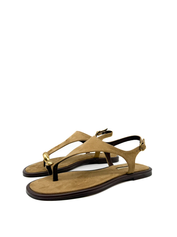 Sandalias Minimalista en Ante con Detalle de Anillo Dorado
